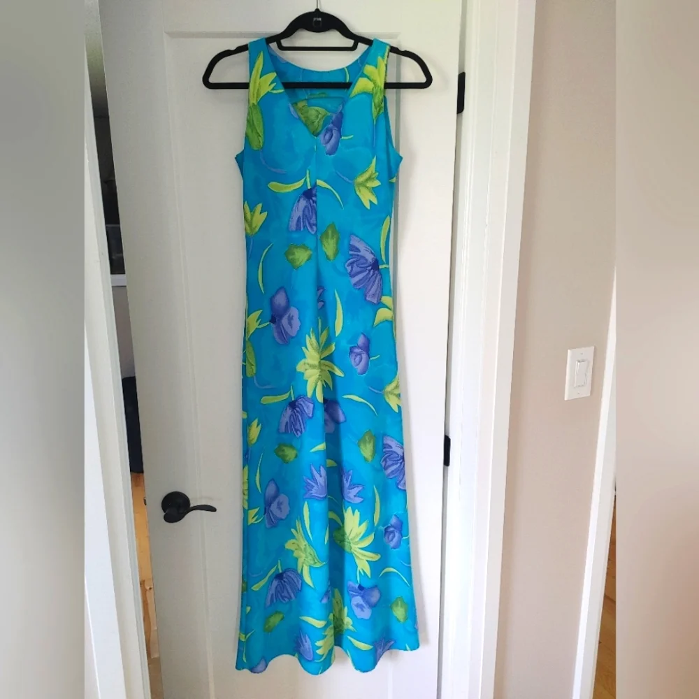 Dress - Picture 2 of 4